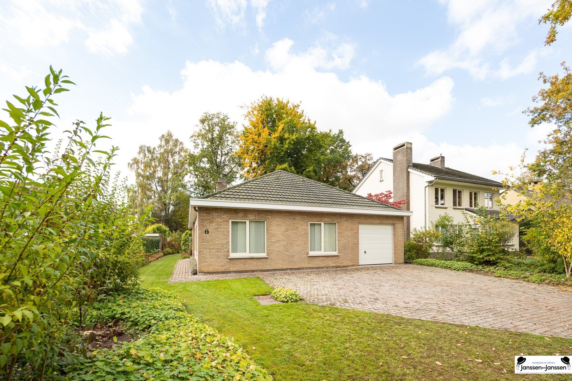 Hoofdfoto van de publicatie: Verrassend ruime villa met ZW-gerichte tuin! 
