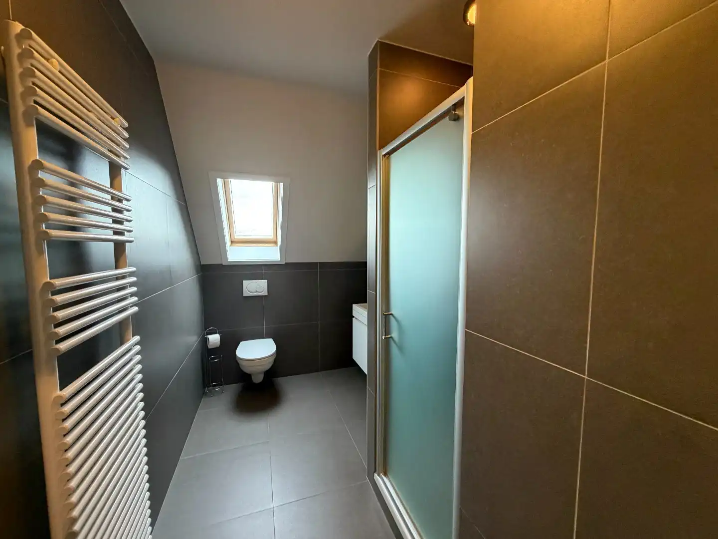 Uiterst ruim appartement (119m²)  met twee slaapkamers op de markt van Houthulst foto 10