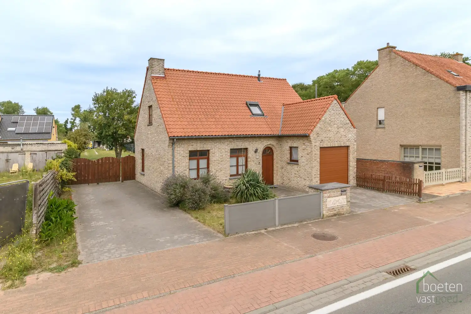 DE PANNE: Villahuis met 4 slaapkamers (waarvan 1 gelijkvloers), bureauruimte, 2 badkamers en ruime tuin op 1.250m² totale grondopp. foto {{pictureIndex}}