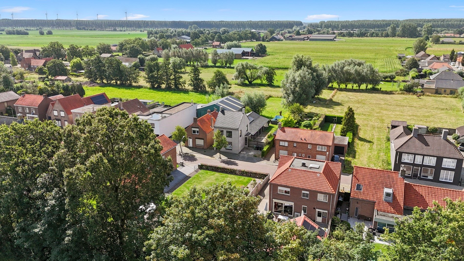 Leuke halfopen woning met grote tuin foto 1