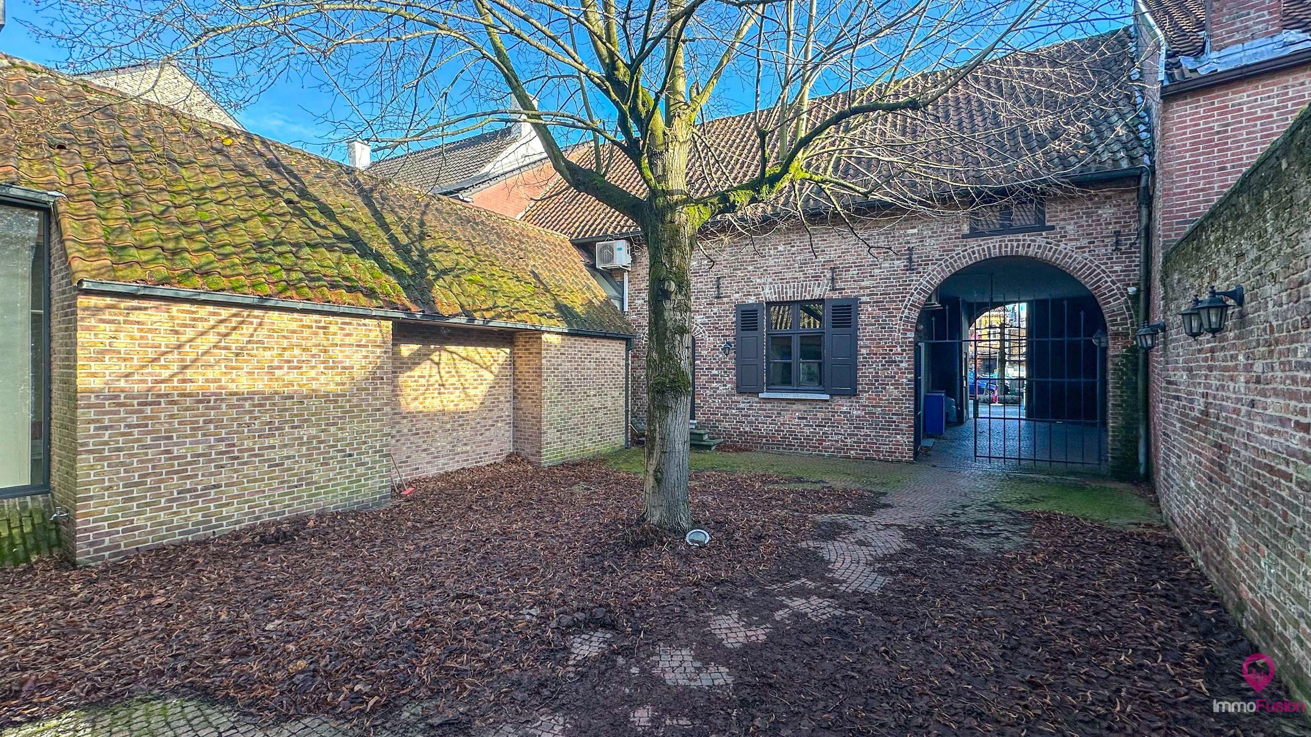 Historisch karakterpand van 380m² met kelder en binnentuin! foto {{pictureIndex}}