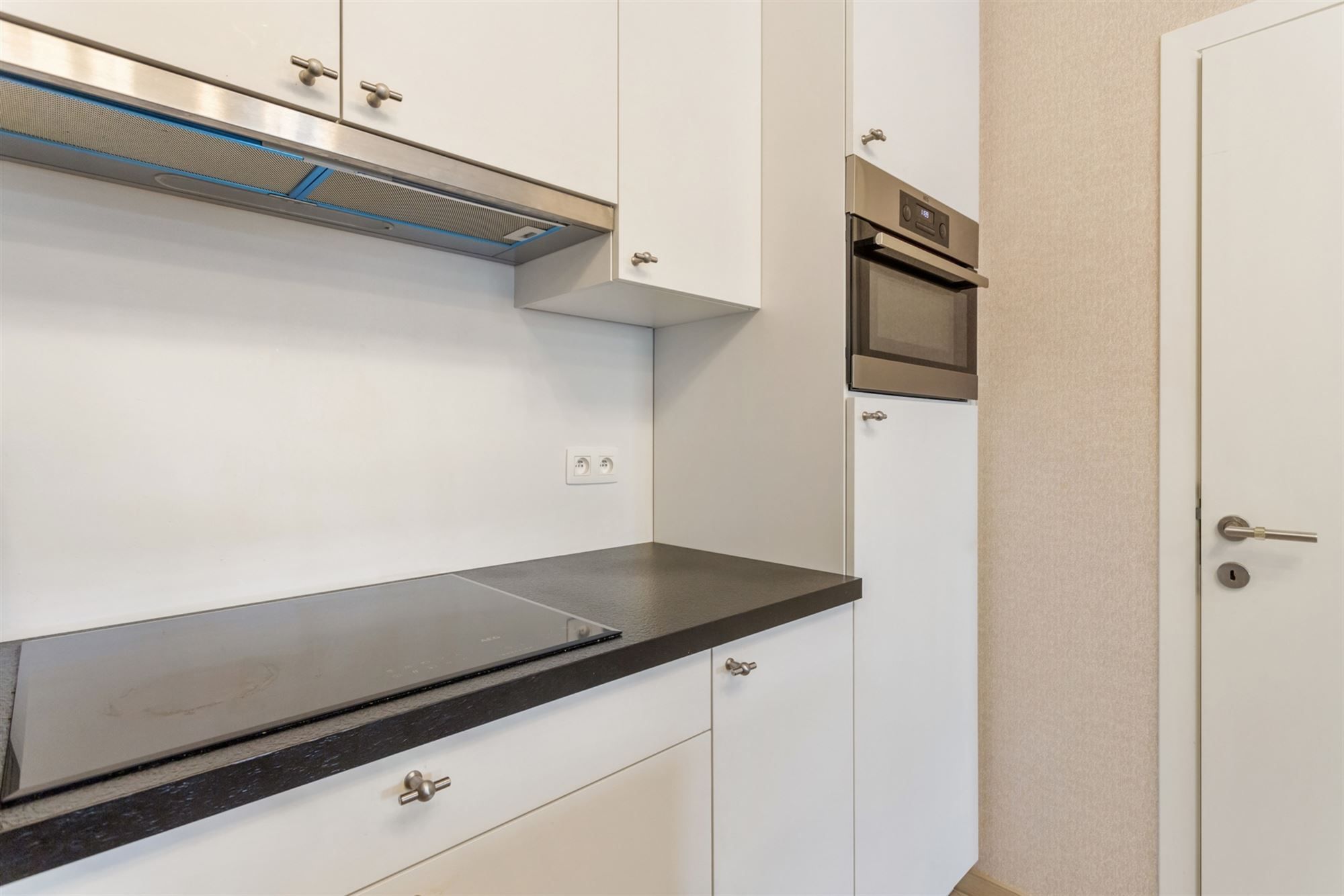 RECENT GELIJKVLOERS APPARTEMENT MET BIJHOREND TERRAS EN RUIME PRIVATE TUIN GELEGEN TE MEERHOUT foto 13