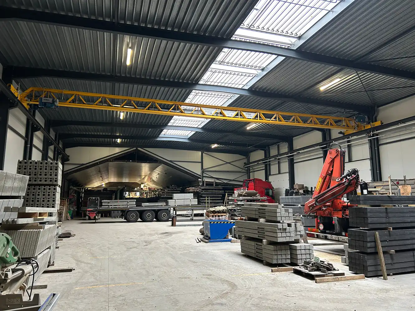 BEDRIJGSPANDEN MET KANTOREN EN MACHINES EN ROLLEND MATERIEEL foto 15