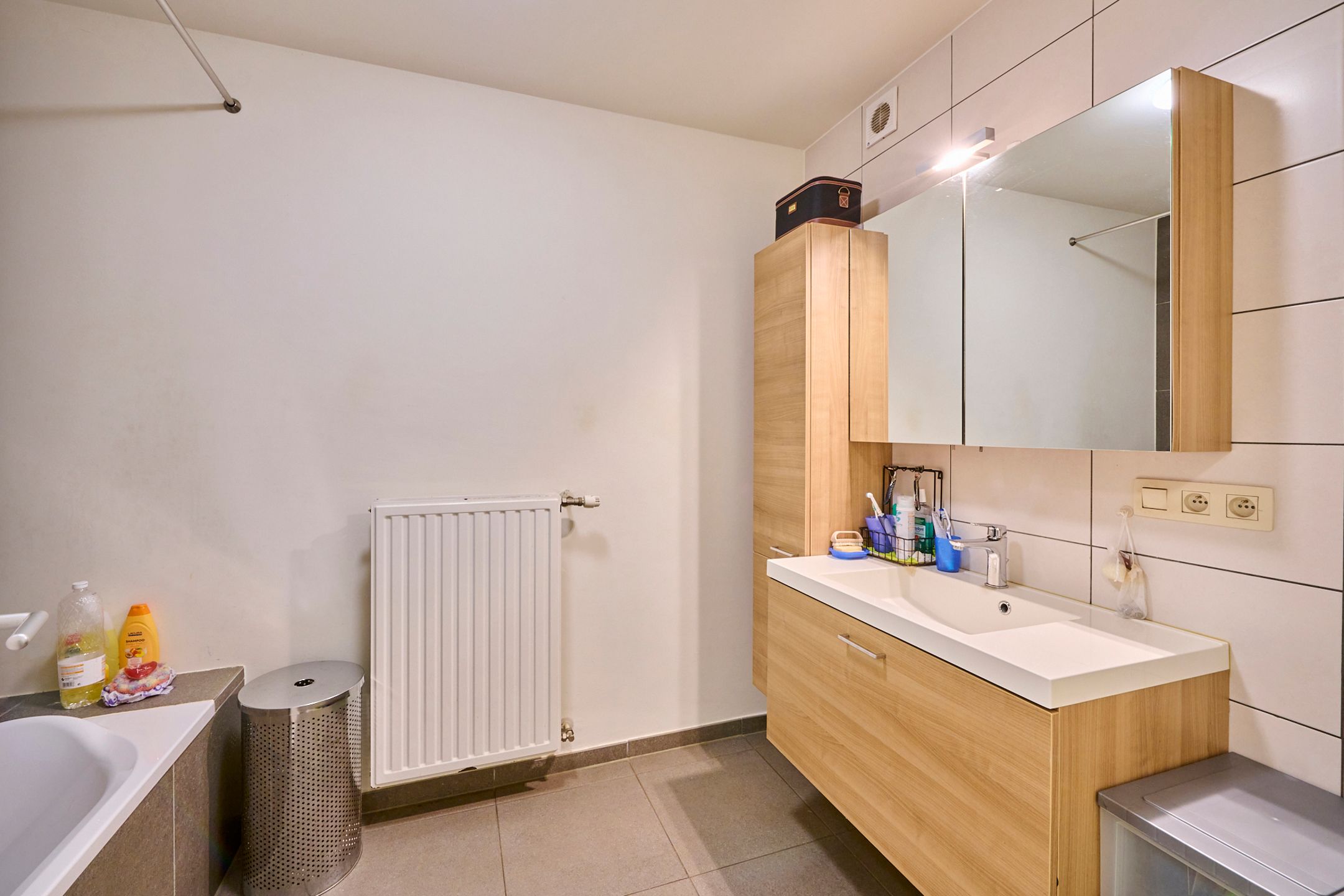 Instapklaar, gelijkvloers appartement met 2 slaapkamers, ruim terras en parking foto 4