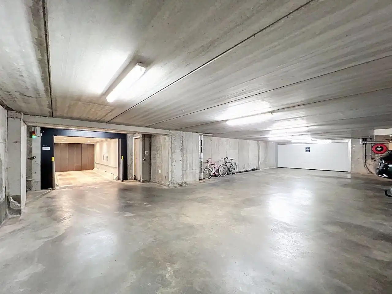 Buitengewoon ruime twee dubbele garagebox geschikt voor vier wagens foto 6