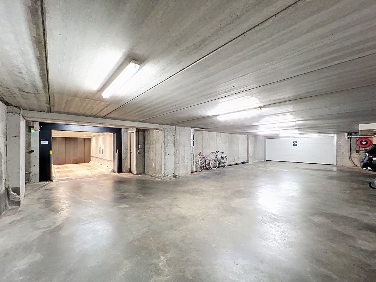 Buitengewoon ruime twee dubbele garagebox geschikt voor vier wagens foto 6