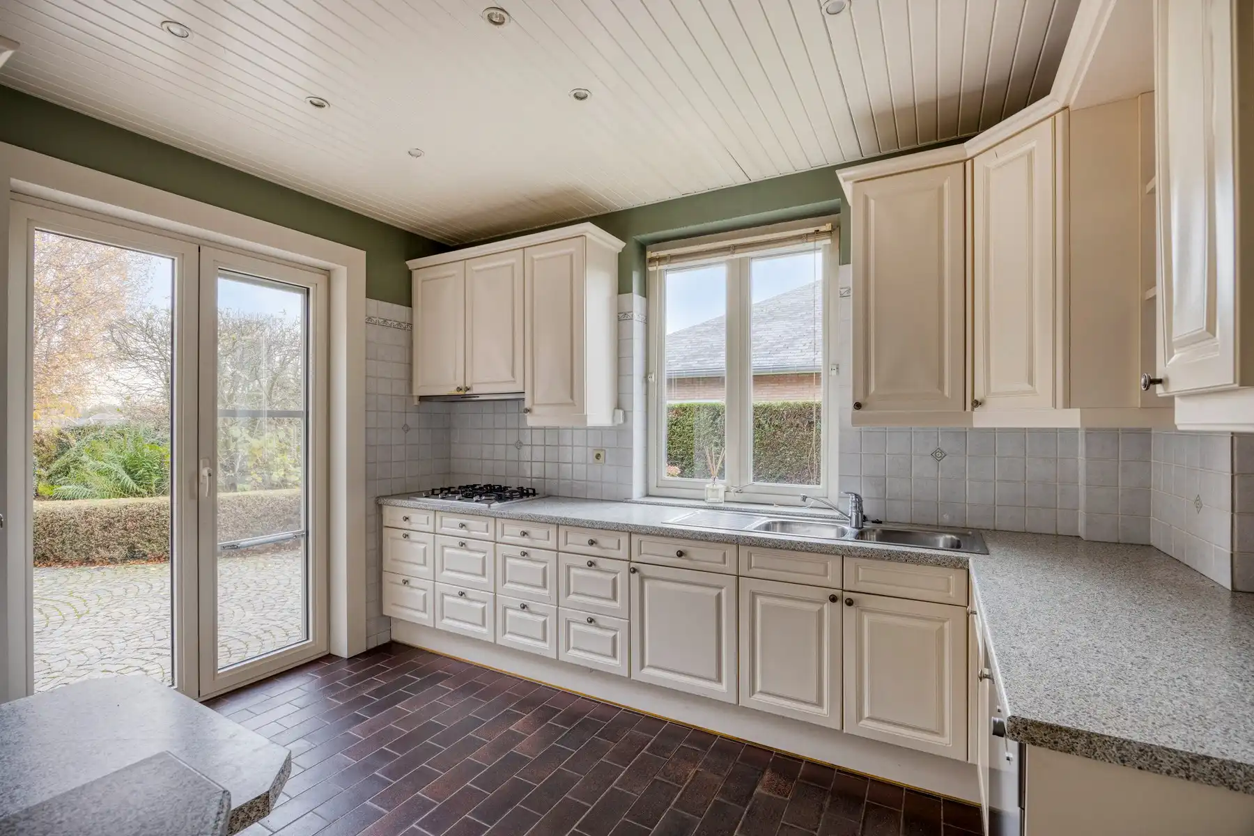 Gezinswoning met 6 slaapkamers op een perceel van 12a foto 7