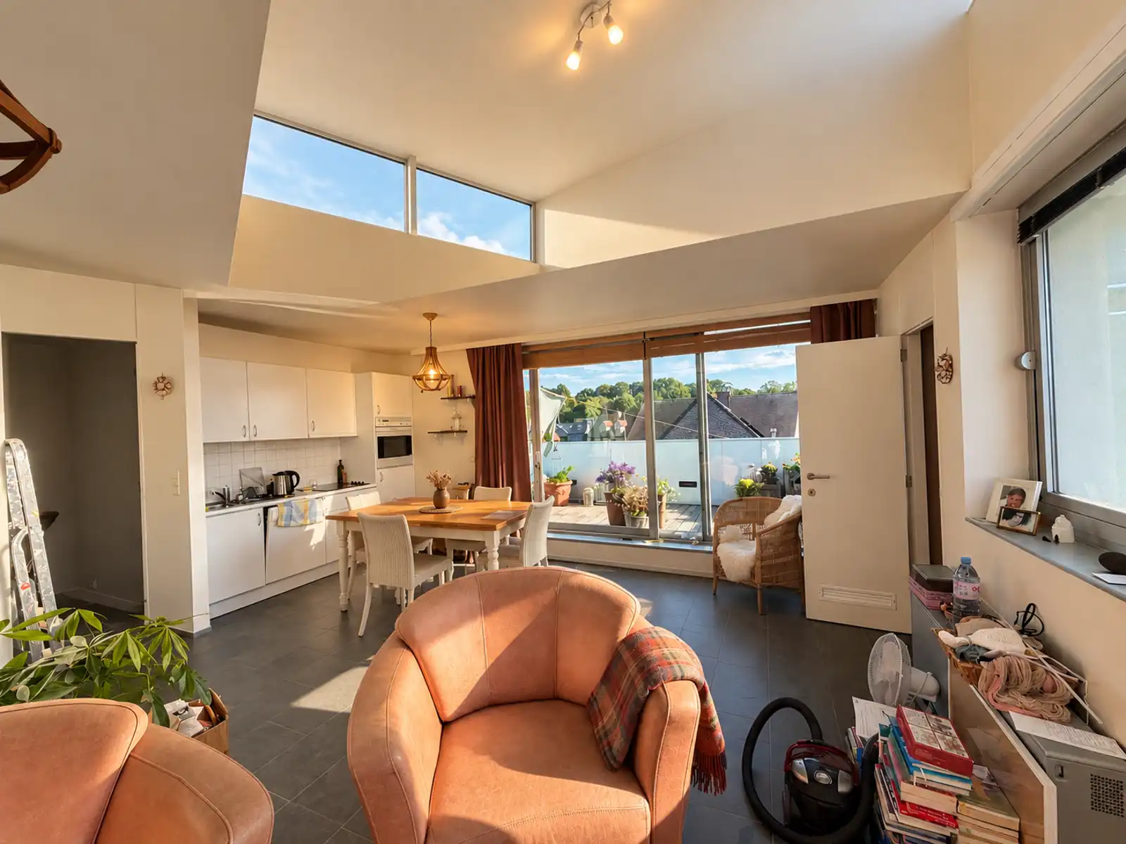 Lichtrijk dakappartement met ruim zonneterras en 1 slpk foto 4