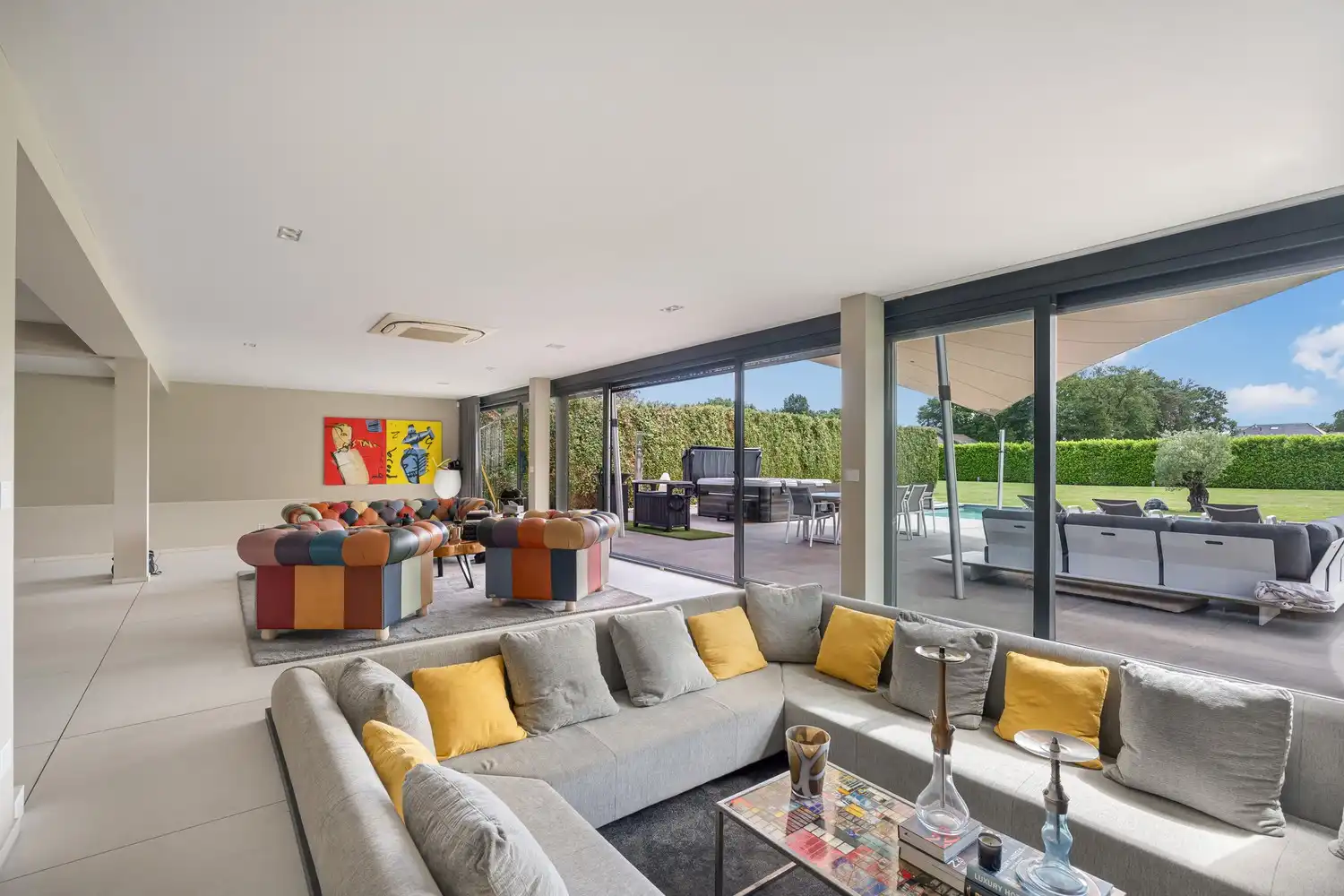 Exclusieve recente villa met verwarmd zwembad, vier garages en inclusief bouwgrond van 10a in een groene omgeving foto 8