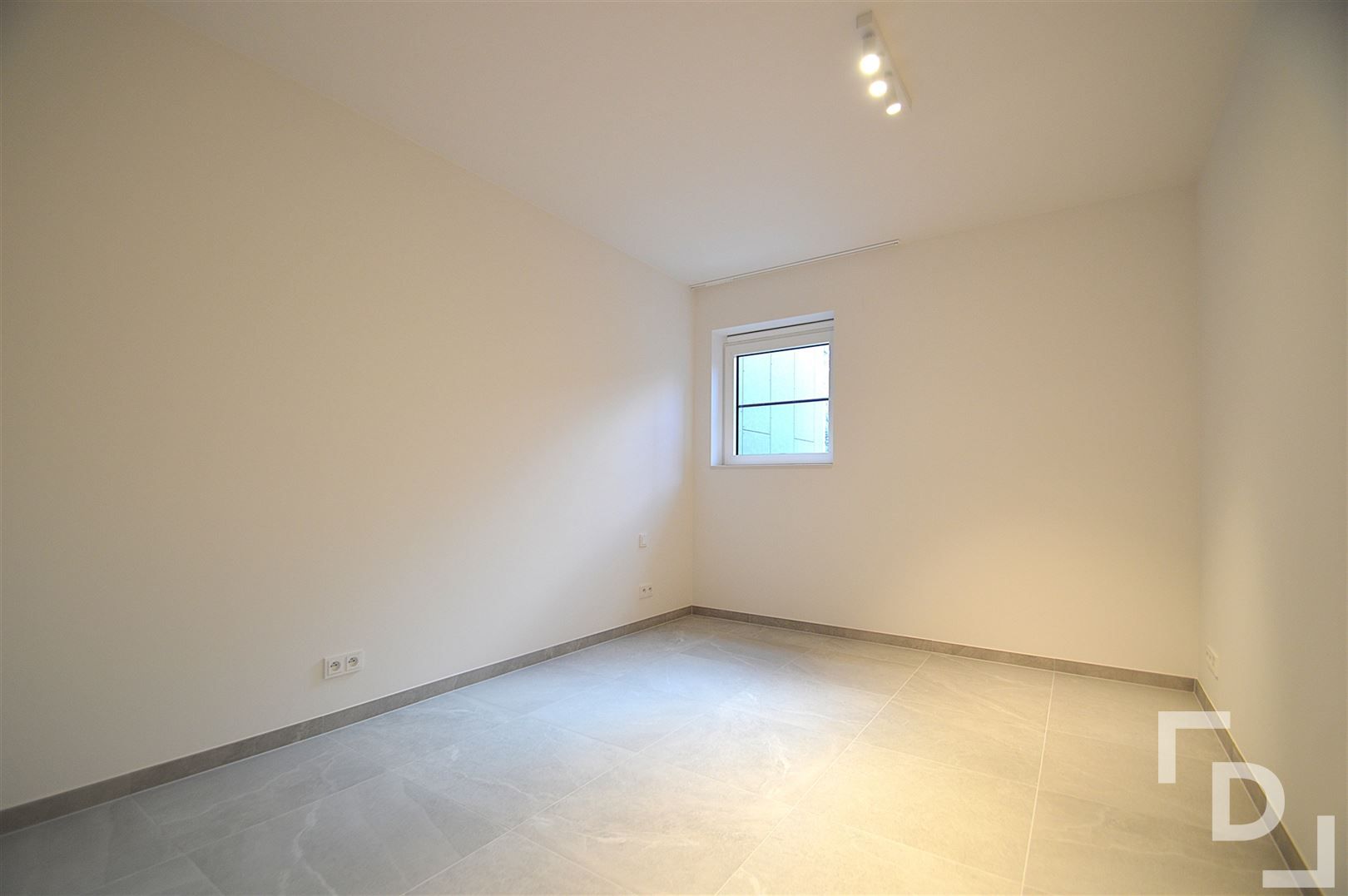 Nieuwbouwappartement van hoogwaardige afwerking met staanplaats te huur in centrum Ieper foto 6