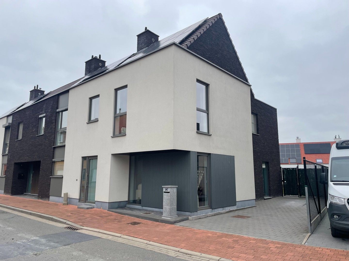 Recent en verzorgde hoekwoning met 2 parkeerplaatsen en garage foto 2