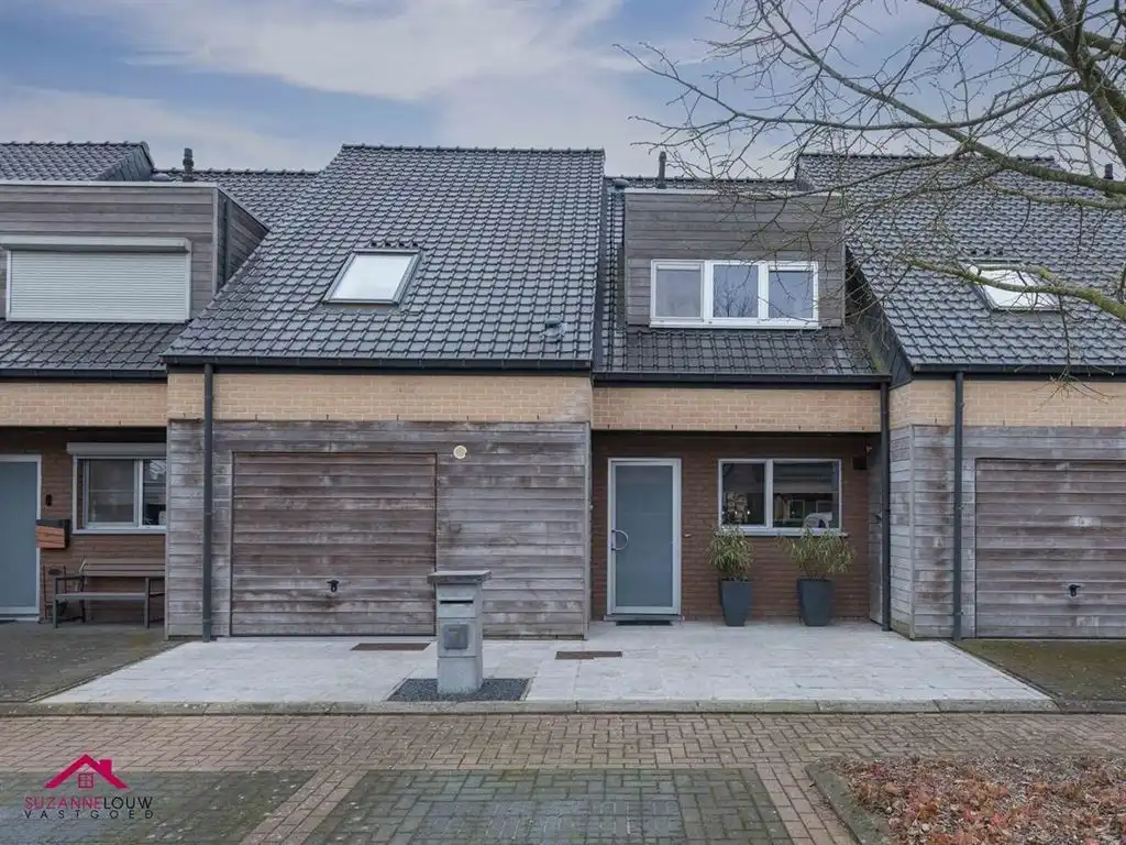 Instapklare gezinswoning in hedendaagse stijl foto {{pictureIndex}}