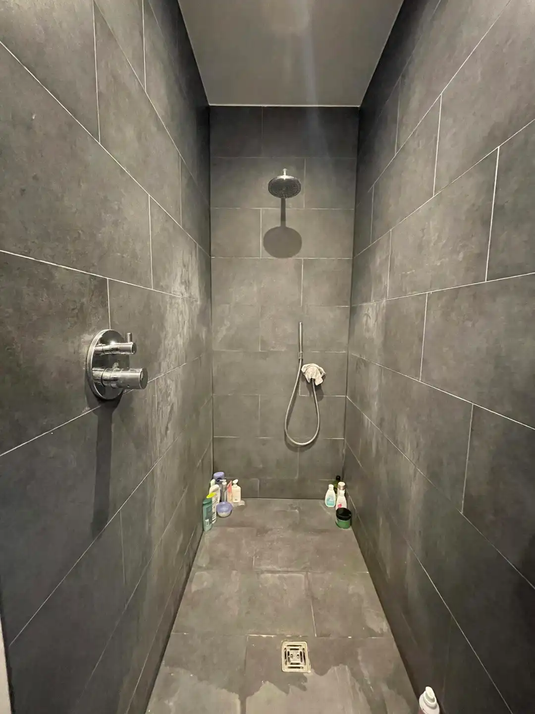 Ruim en lichtrijk 2-slaapkamerappartement met terras in Merksem foto 7