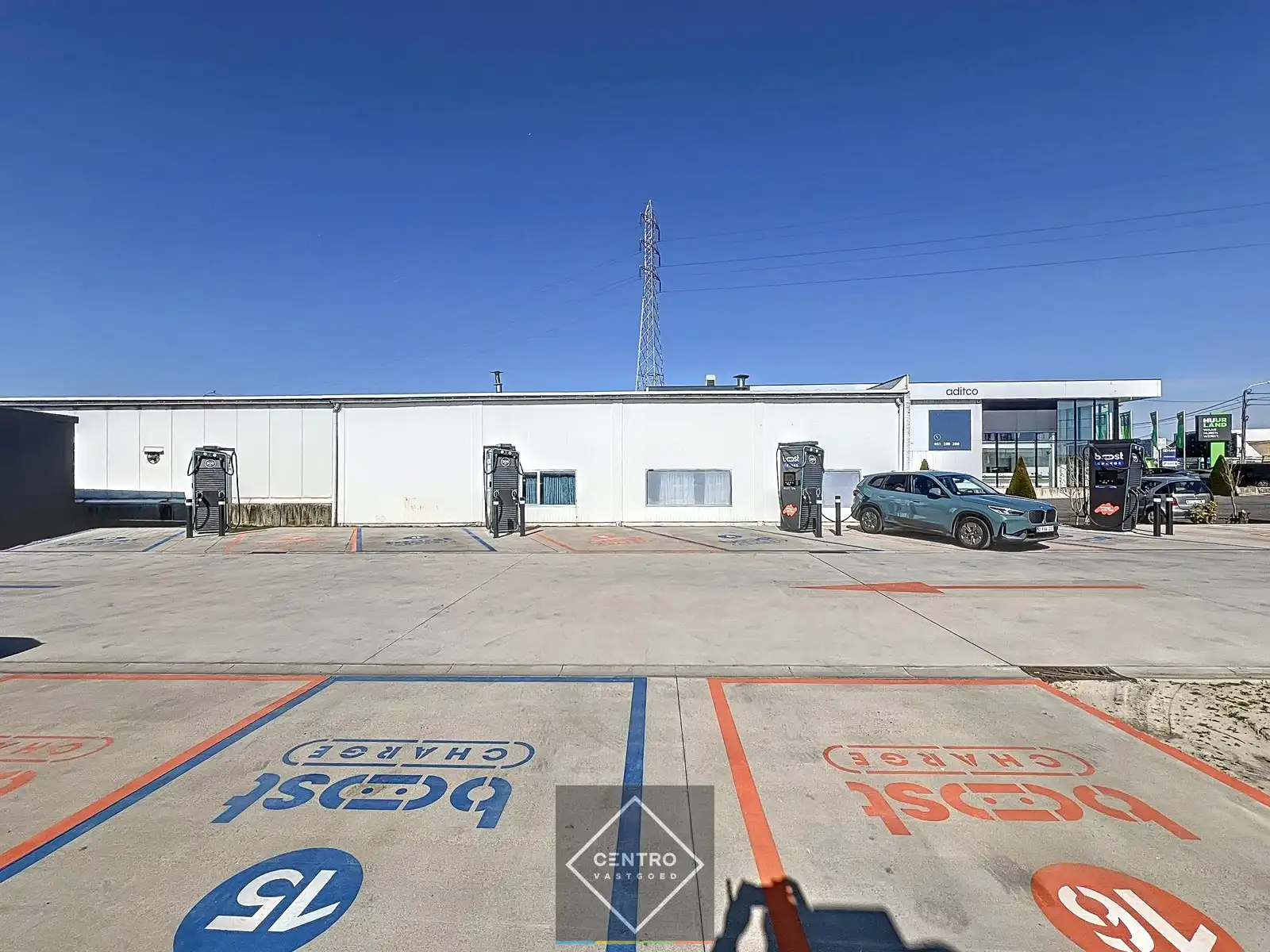 Commercieel gebouw (460m²) met verhard buitenterrein (heden AUTOWERKPLAATS) met uitbreidingsmogelijkheden en VEEL PASSAGE ! foto 4