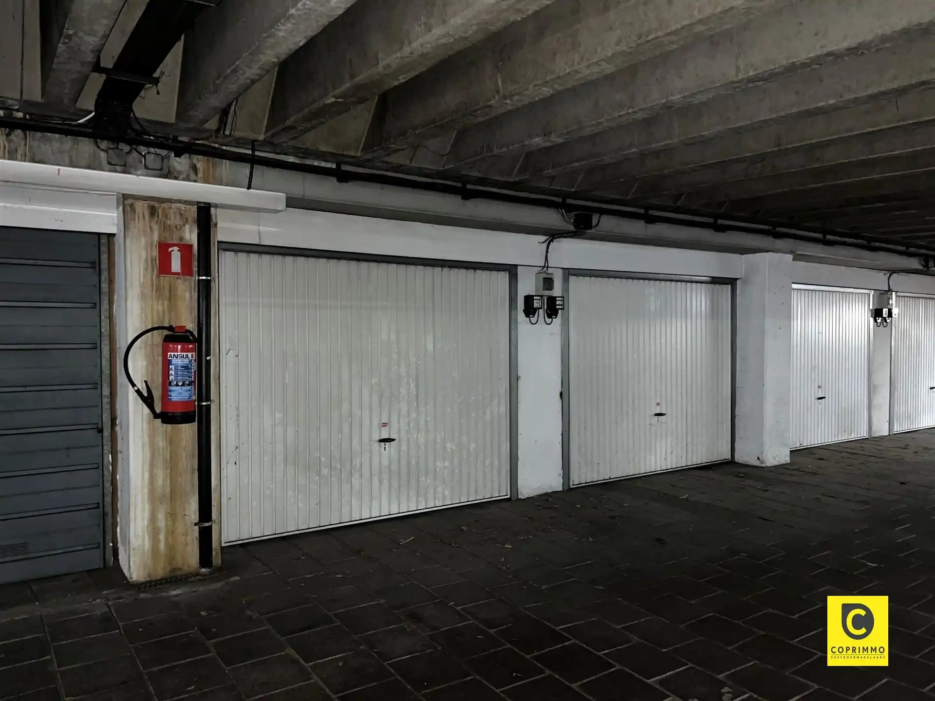 Volledig gerenoveerd 2-slk appartement met ruim terras en garagebox te Berchem! foto 9