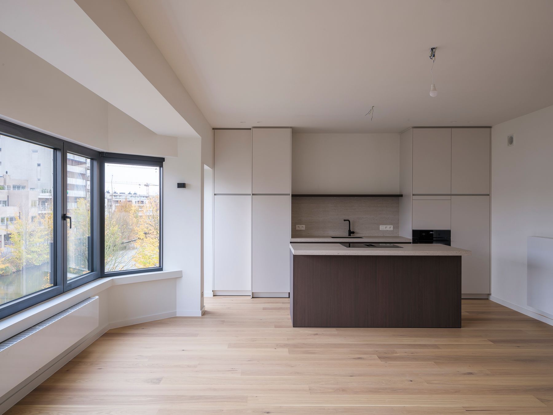 Ruim en luxueus drie slaapkamer appartement aan de Stropkaai foto 3