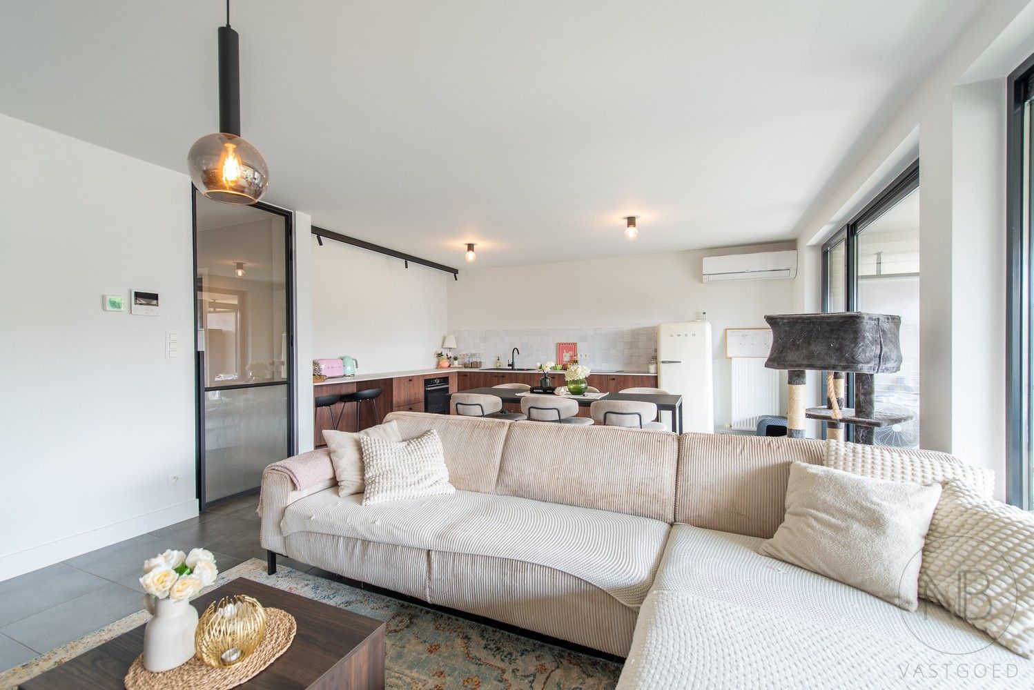 Instapklaar appartement met 2 slaapkamers & autostaanplaats! foto 5