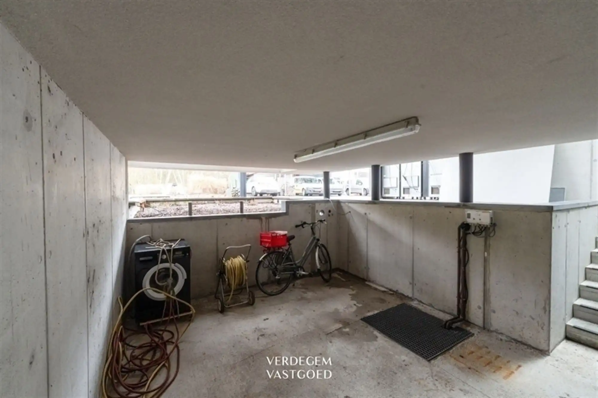 Magazijn van 395m² met villa op toplocatie voor commerciële activciteit foto 23