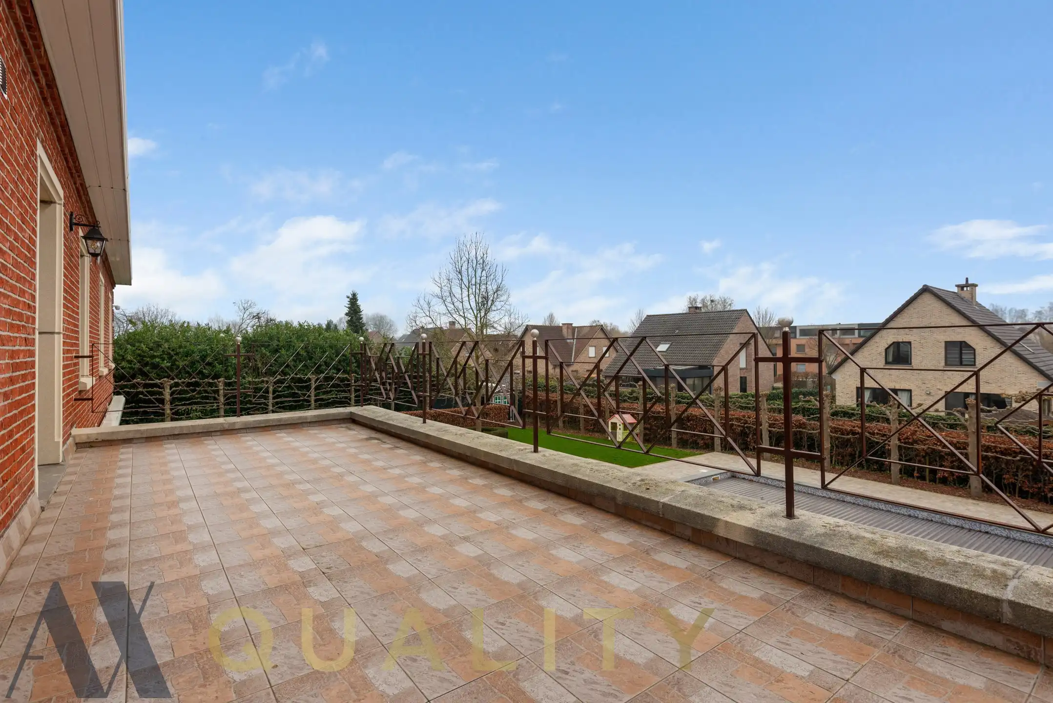 Unieke volledig gerenoveerde Villa met 5 slaapkamers, 2 badkamers, garage, groot terras, ruime tuin, zwembad, fitnessruimte en oprit op een terrein van 16 are 80 ca foto 25