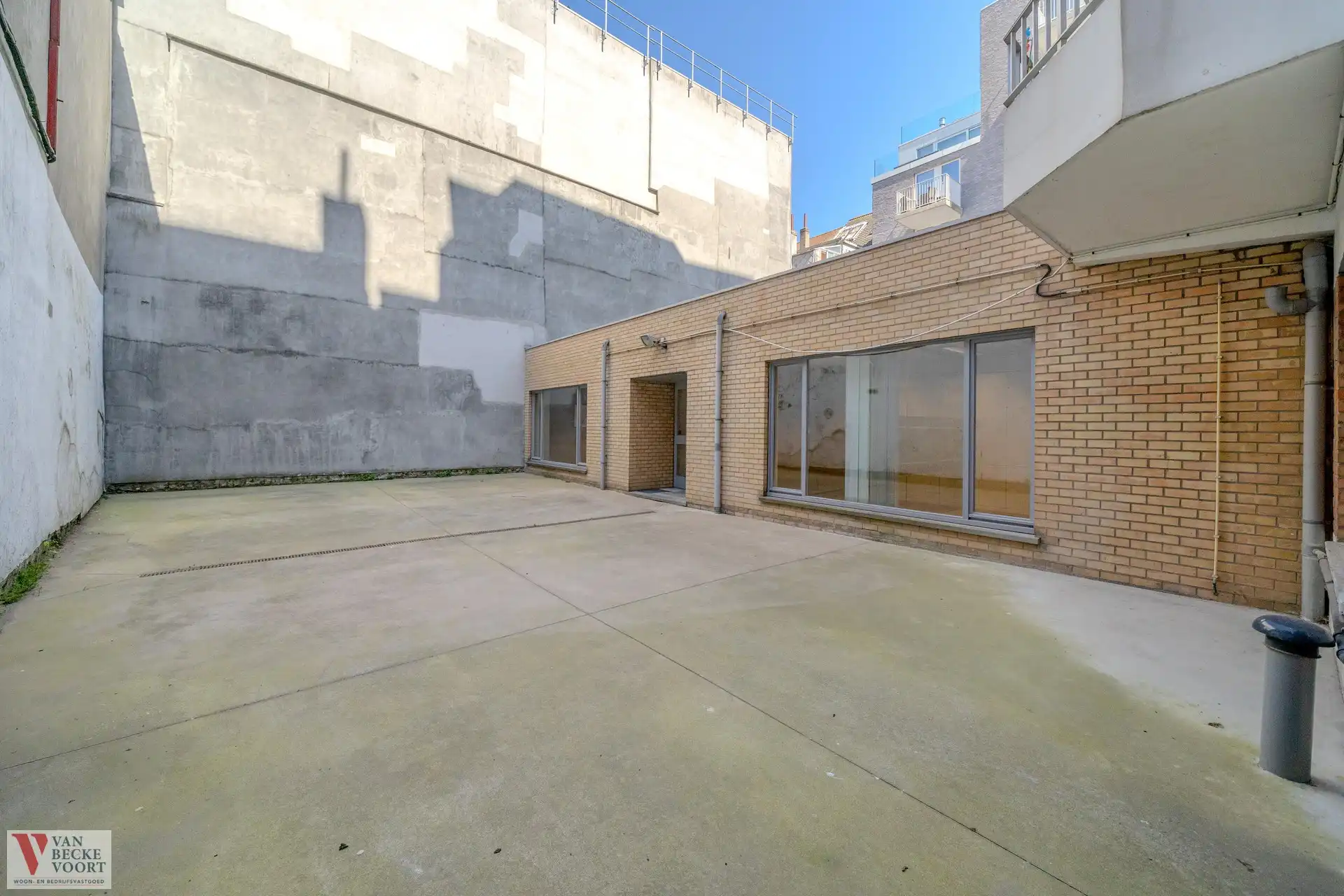 Handelsgelijkvloers 217m² + 6 autostandplaatsen foto 13