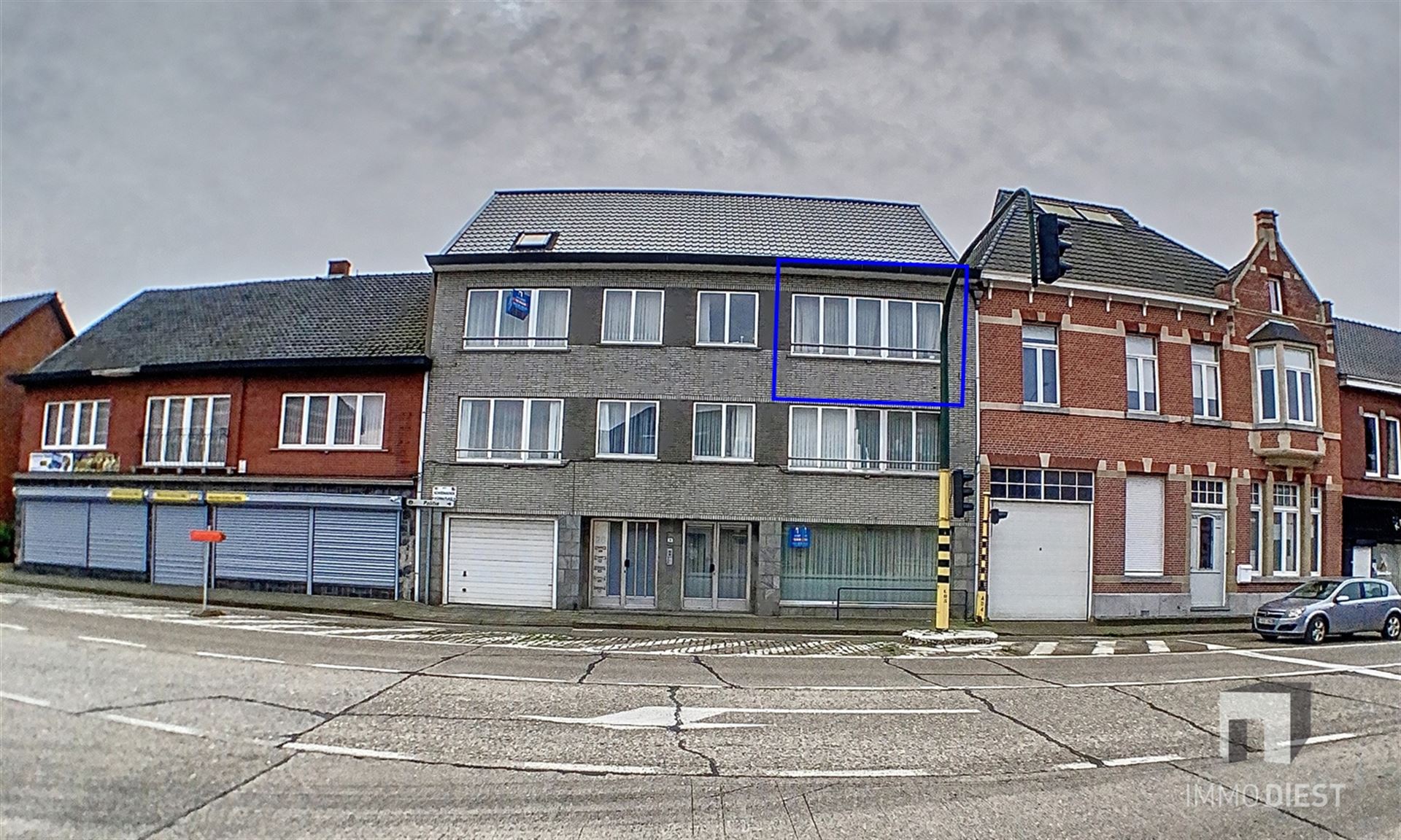 Zeer goed gelegen appartement op de 2de verdieping vlakbij winkels, scholen en station!   foto {{pictureIndex}}