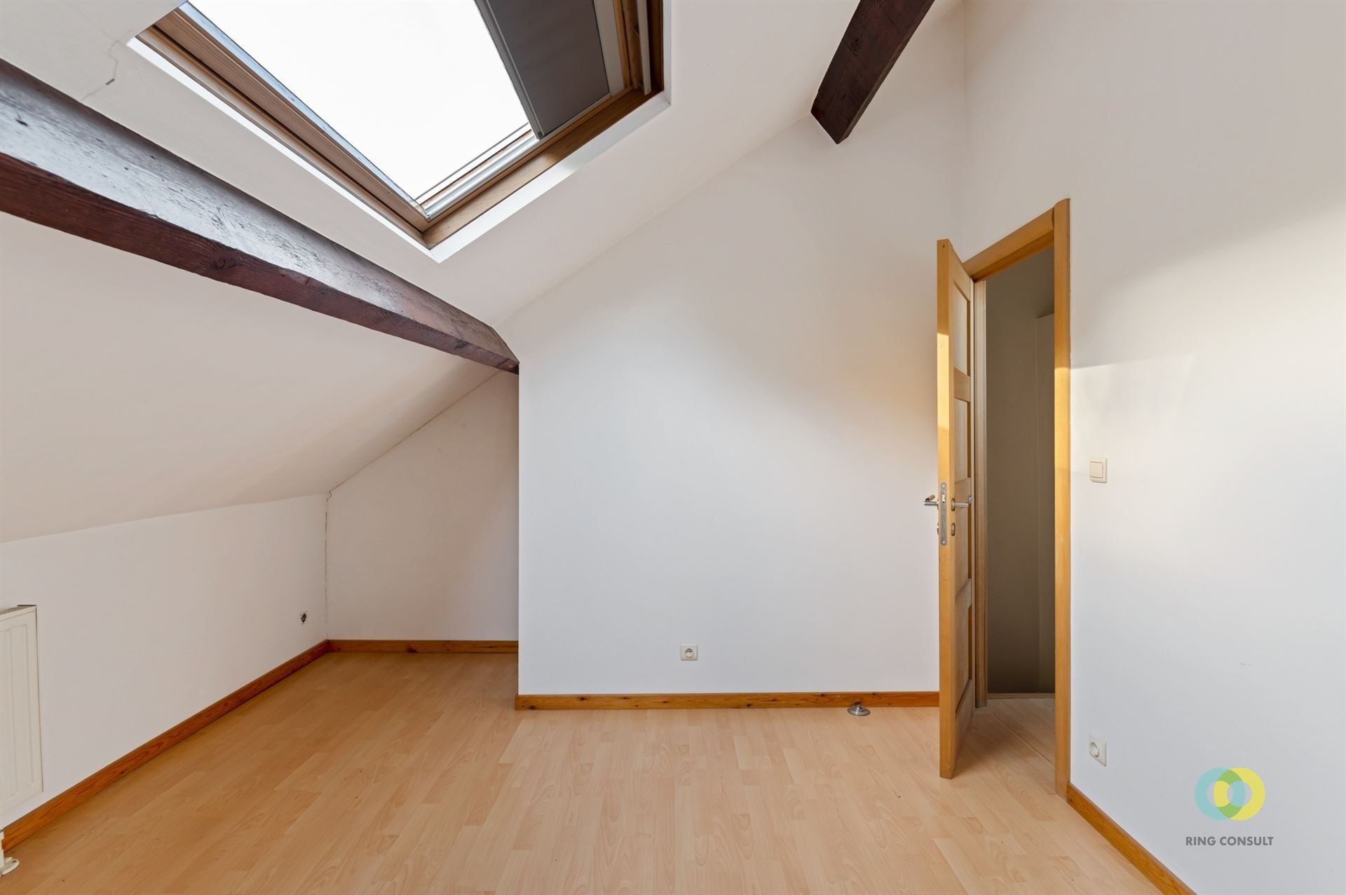 Bedrijfspand met loods, kantoor en appartement foto 11