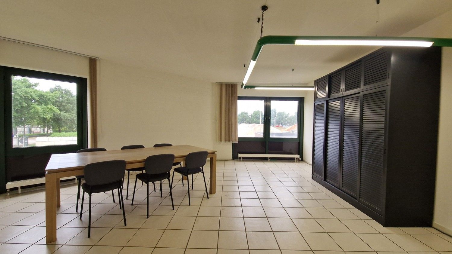 Kantoorruimtes met sanitair, kitchenette en parkeerplaatsen foto 12