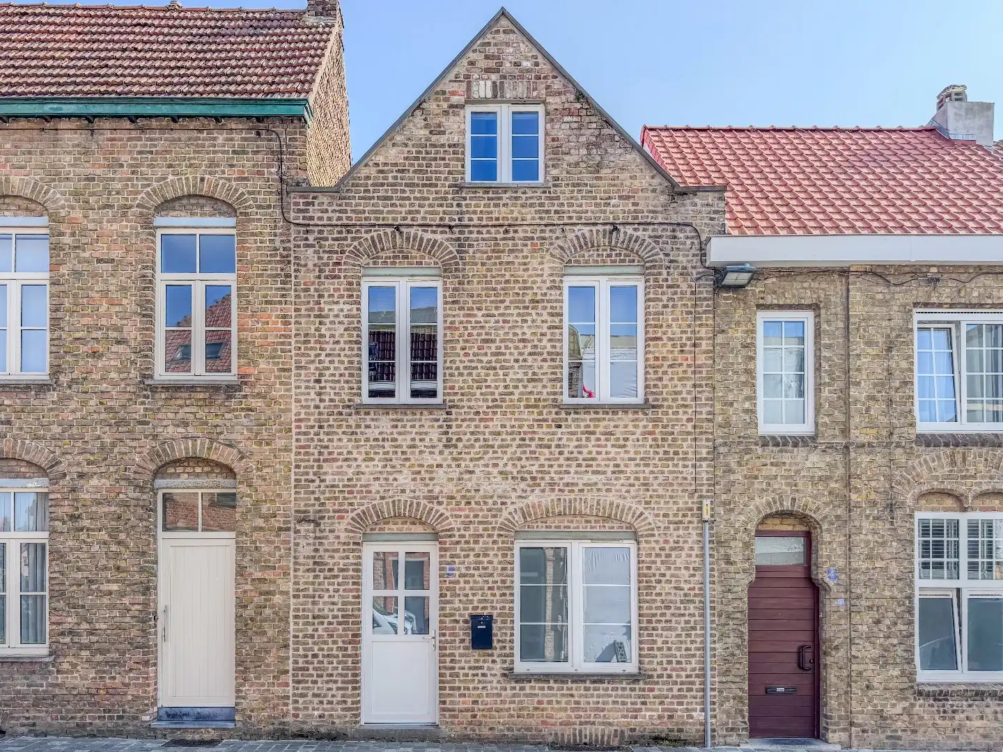 Gezellige rijwoning met 2 slaapkamers, mezzanine en terras. foto {{pictureIndex}}