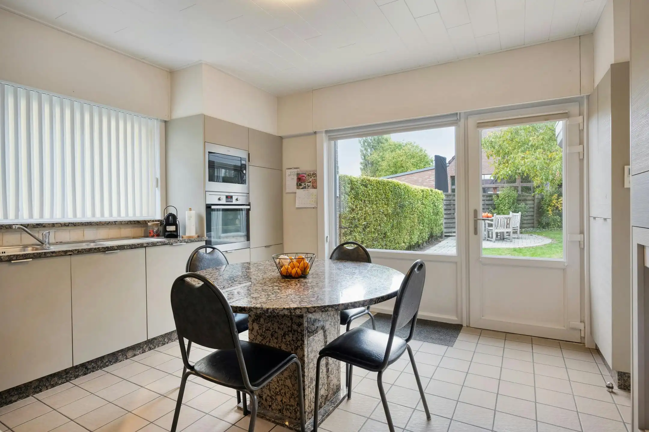 Unieke handelswoning met magazijn in Zomergem foto 6