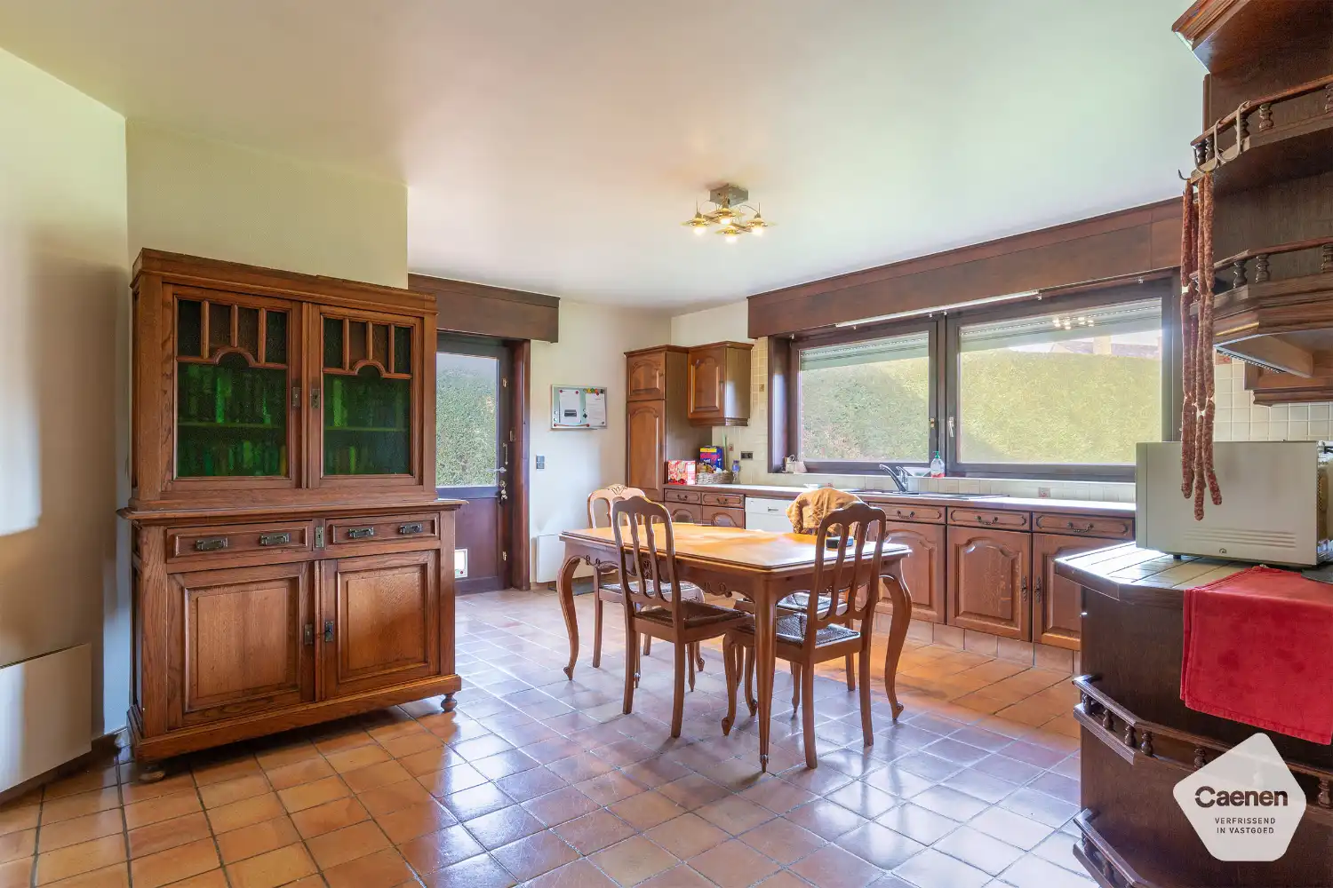 TOP GELEGEN VILLA MET 4 SLAAPKAMERS , GARAGE en onderhoudsvriendelijke tuin met tuinhuis foto 6