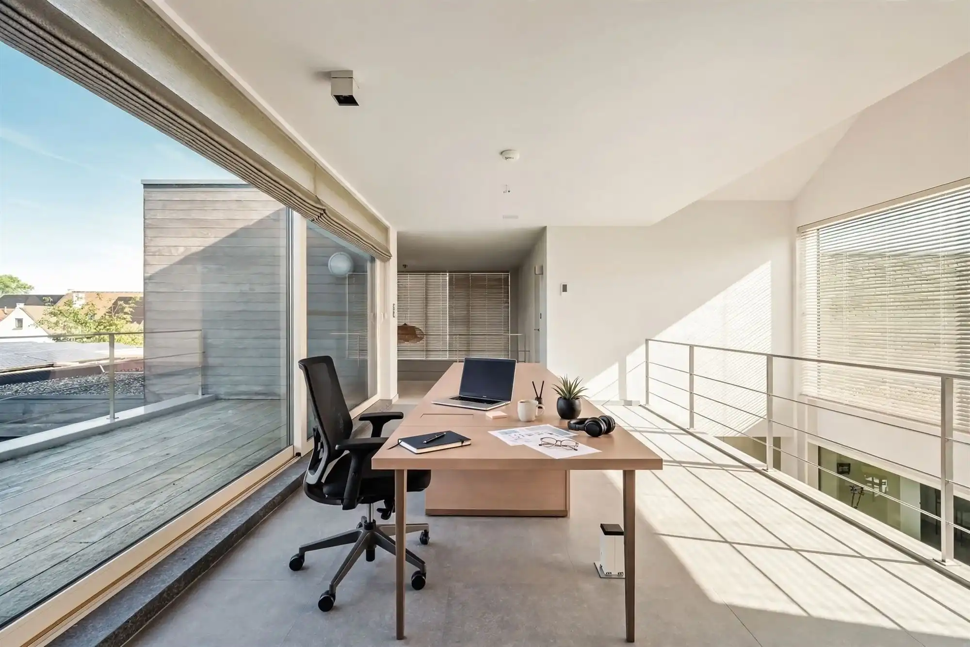 Knappe villa rond een glazen patio met gastenvleugel en 2 liften foto 17