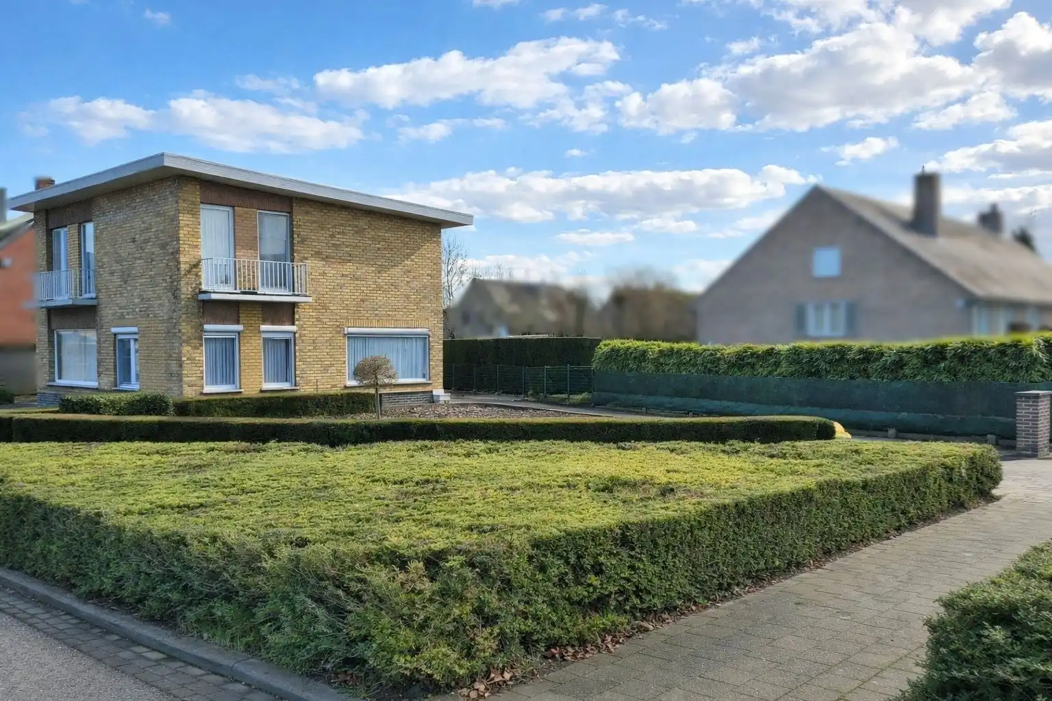 Woning en/of handel op zeer zichtbare hoek foto 2