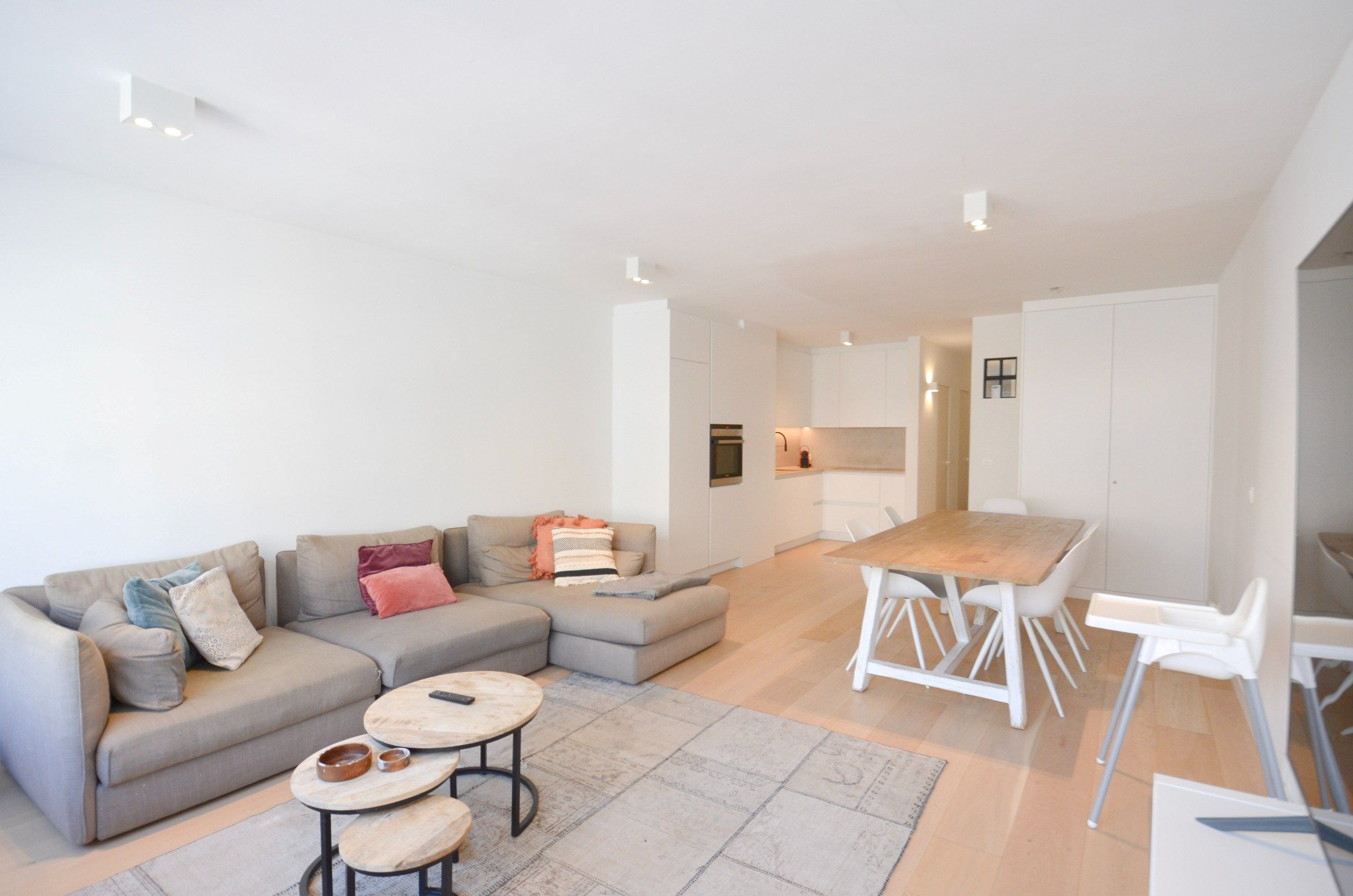 Volledig gerenoveerd, lichtrijk appartement op wandelafstand van zee en het commercieel centrum. foto {{pictureIndex}}