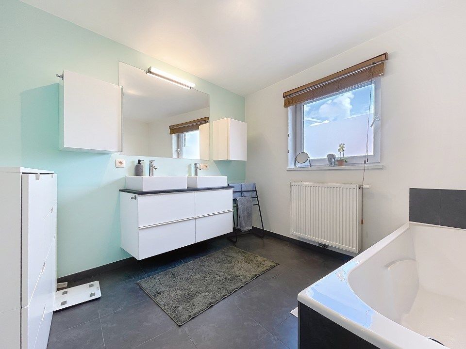 Ruime, lichtrijke woning met 3 slaapkamers in centrum Oostnieuwkerke foto 4
