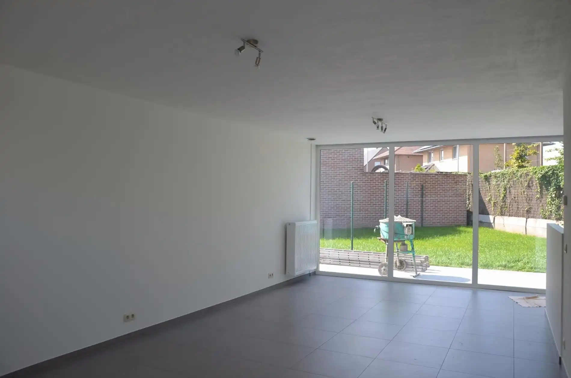 Halfopen nieuwbouwwoning met tuin, carport foto 3