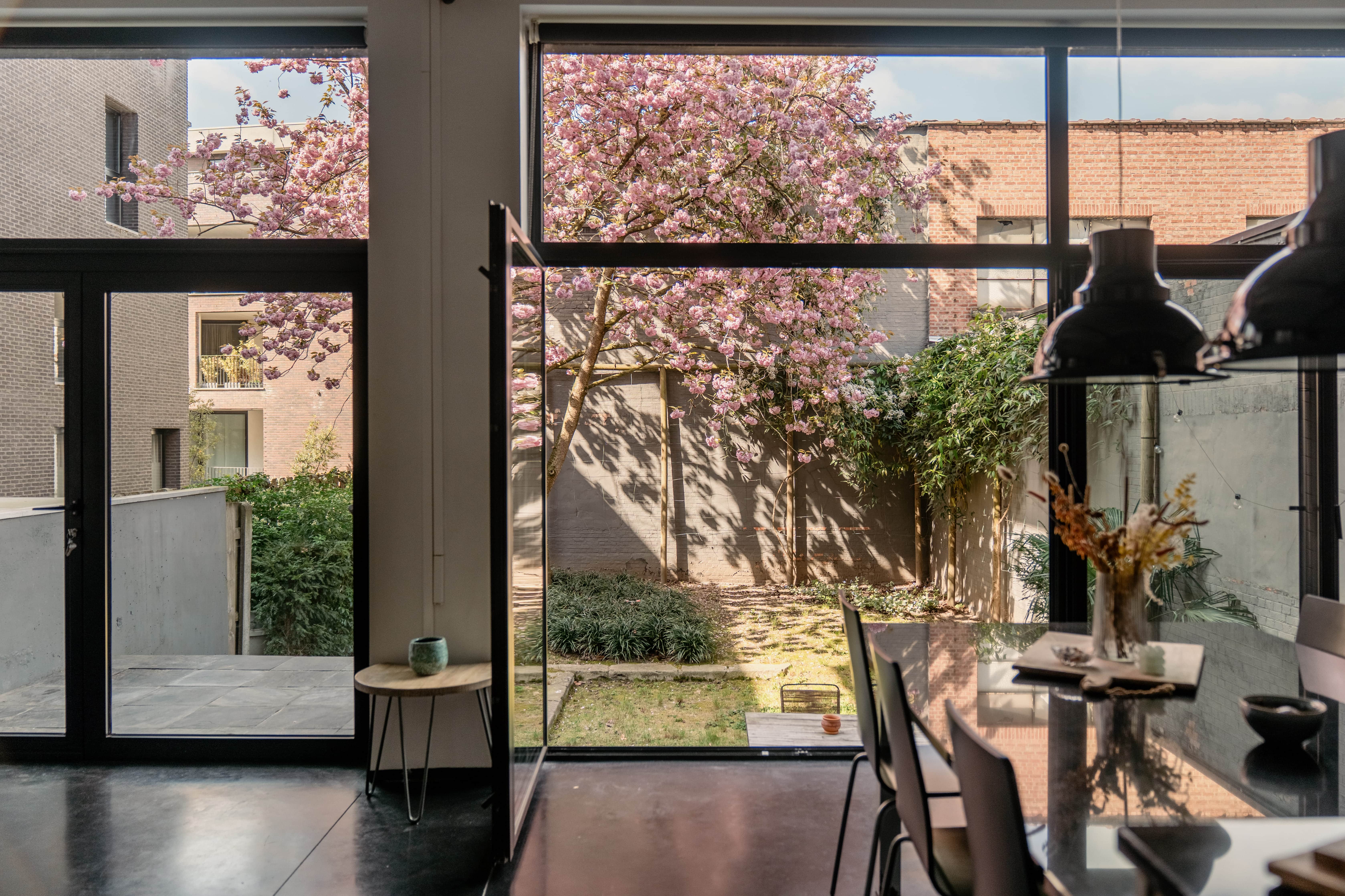 In OPTION by George: een loft met tuin waarin de Japanse kerselaar al even intens floreert als de buurt foto 11