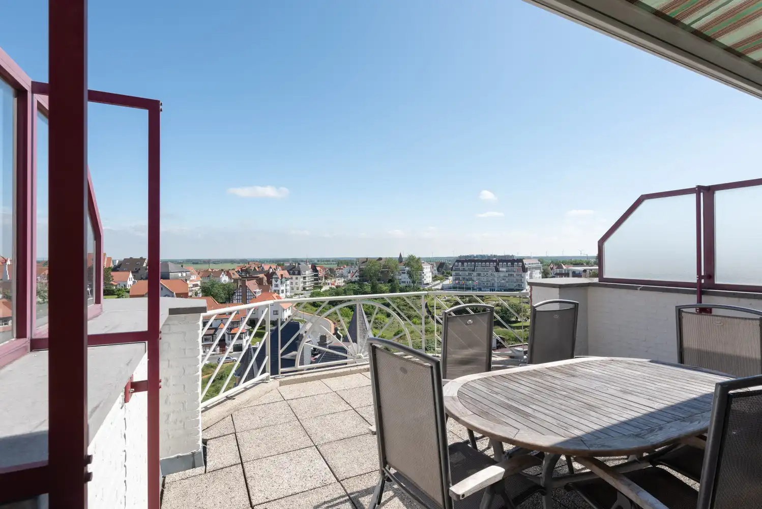 Hoofdfoto van de publicatie: Ruim duplexappartement met zonnig terras en prachtig open uitzicht in Duinbergen