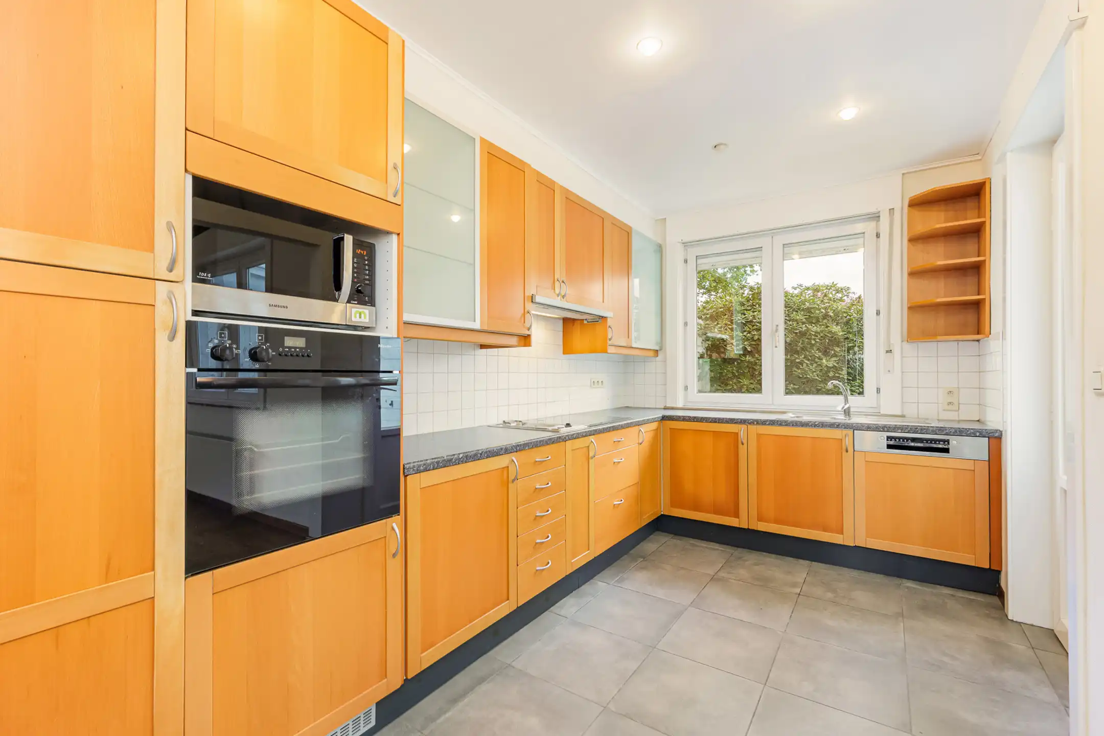 Charmante driegevelwoning met garage foto 3