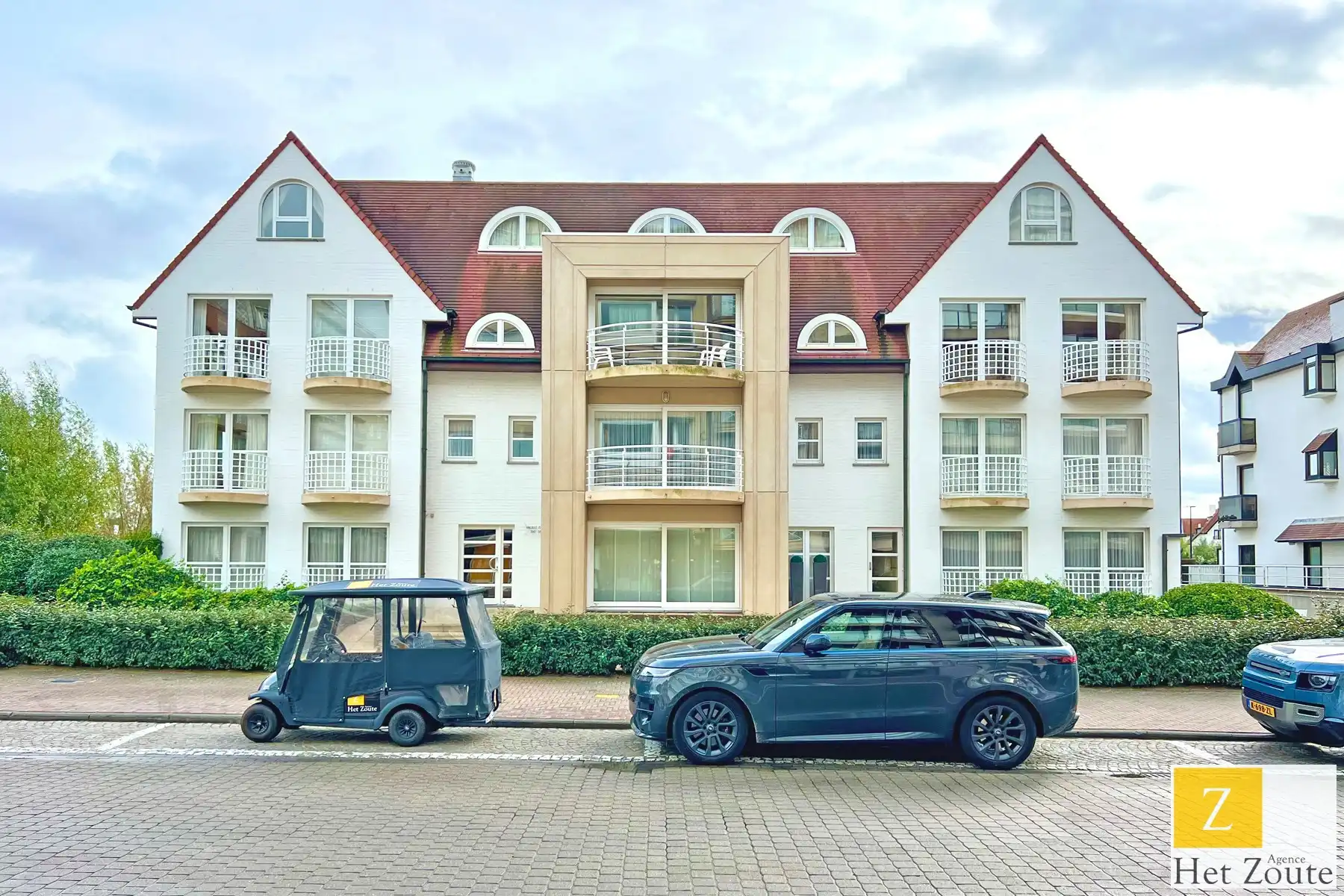 Ruime garagebox gelegen aan de minigolf te Knokke-Het Zoute foto {{pictureIndex}}