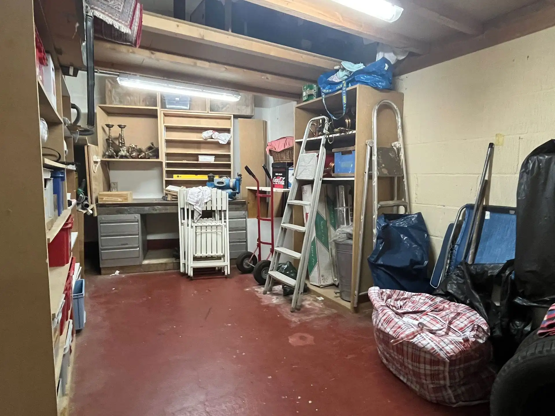 Garagebox met opslagmogelijkheden of atelierruimte foto 3