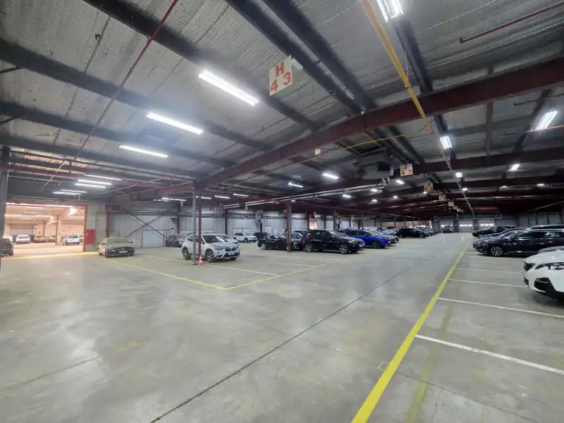 Magazijn met kantoren te huur foto 3