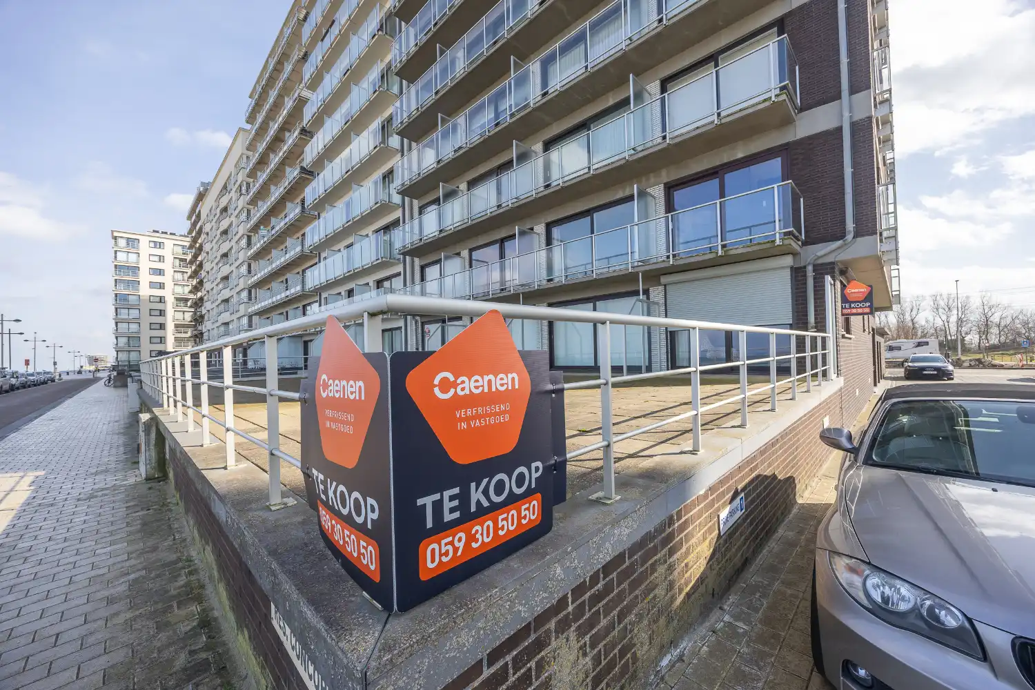 Gelijkvloers appartement met frontaal zeezicht en ruim zonneterras te koop in Middelkerke foto {{pictureIndex}}