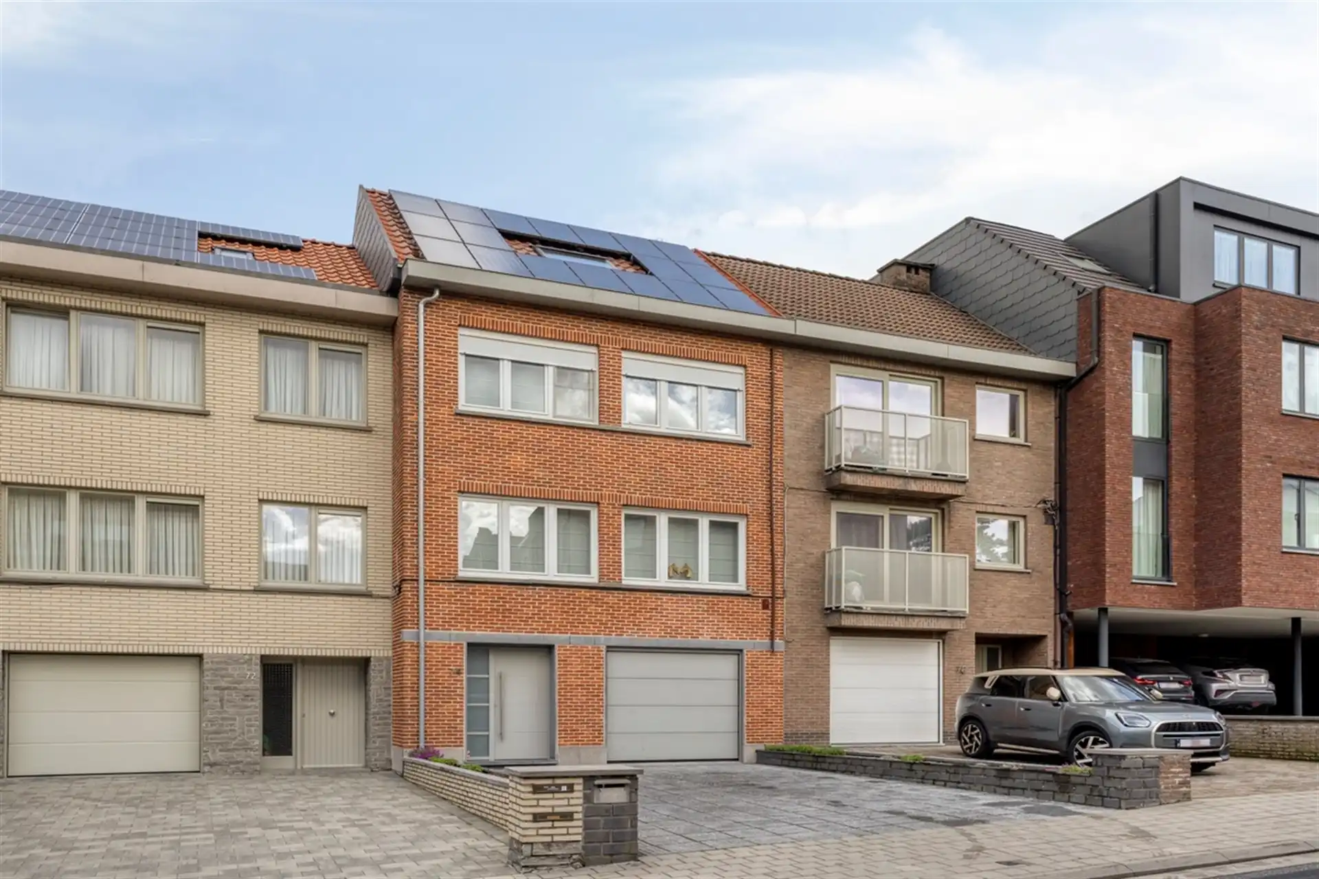 Gezinswoning met 3 slaapkamers, tuin en garage in rustige straat foto {{pictureIndex}}