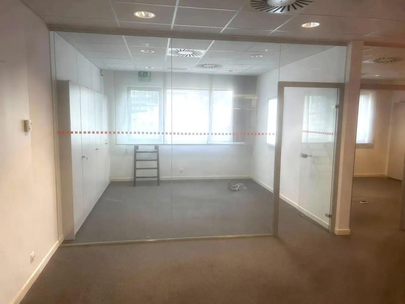 Instapklare kantoor- of praktijkruimte met lift en archief nabij Stationsplein foto 3
