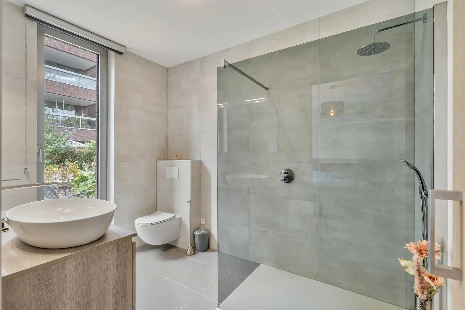 Exclusief gelijkvloers appartement met ruime terrassen, 2 slpk, extra brede autostaanplaats, centrum Genk foto 21