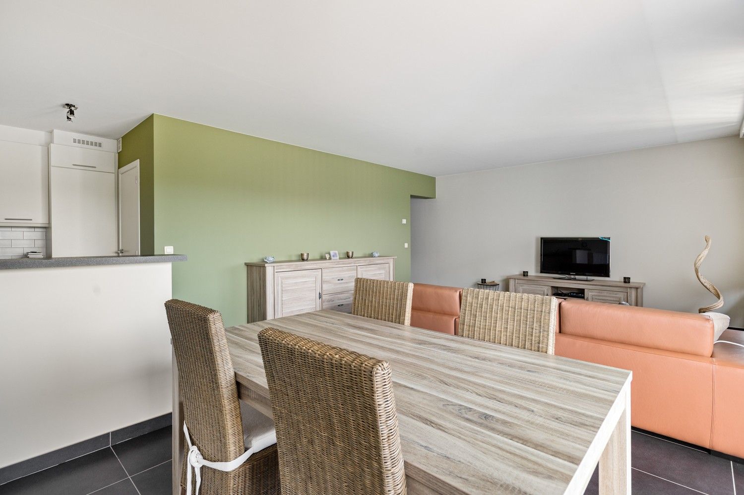 Instapklaar appartement met terras en 2 slaapkamers op centrale ligging in Wijnegem foto 5