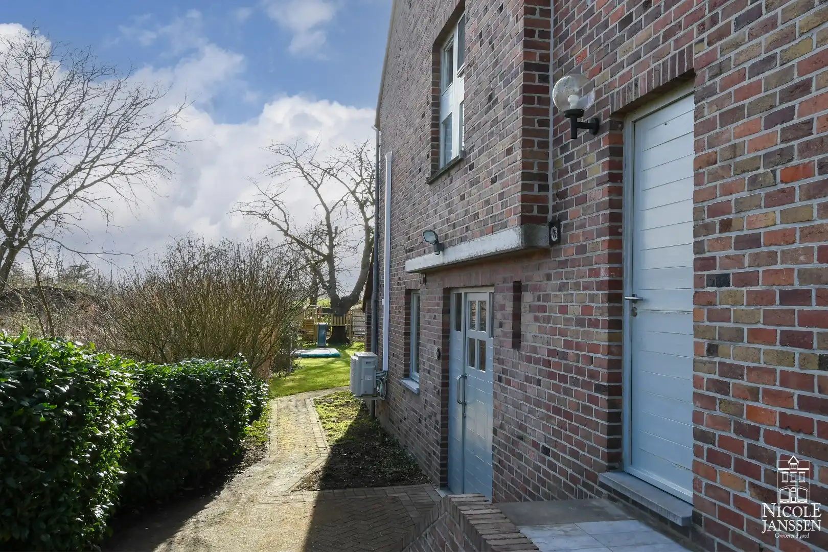 Bijzonder energiezuinige halfvrijstaande woning met diepe tuin foto 3