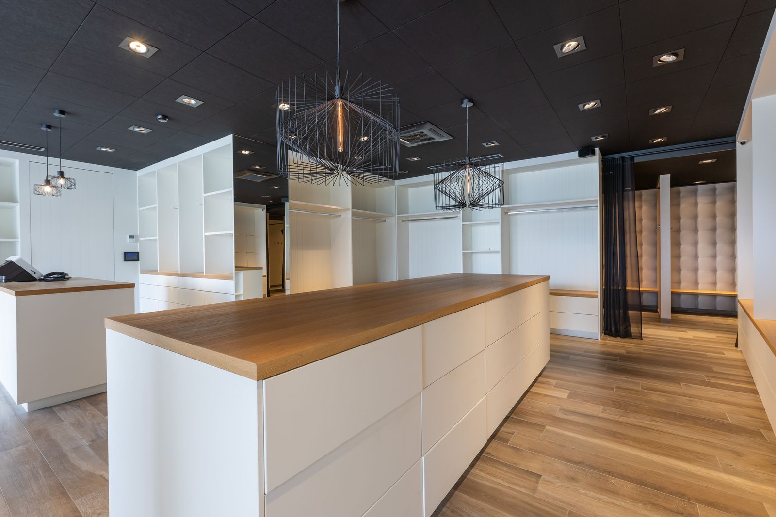 Grote eigendom met winkel, 2 appartement én prachtige loods foto 7