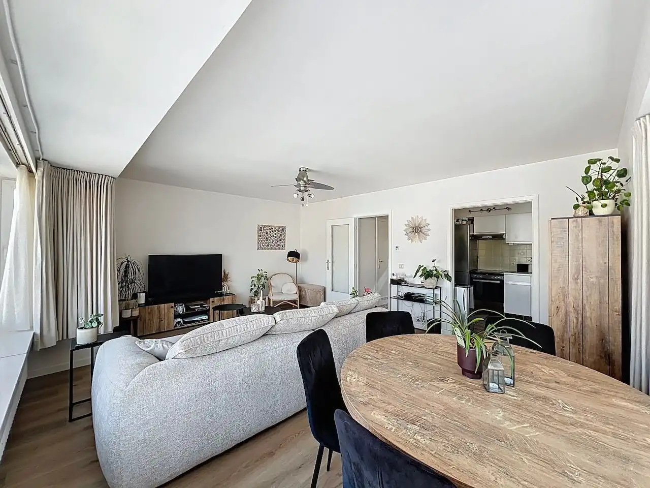 Mooi ingedeeld twee slaapkamerappartement in het hart van Heist. foto 3