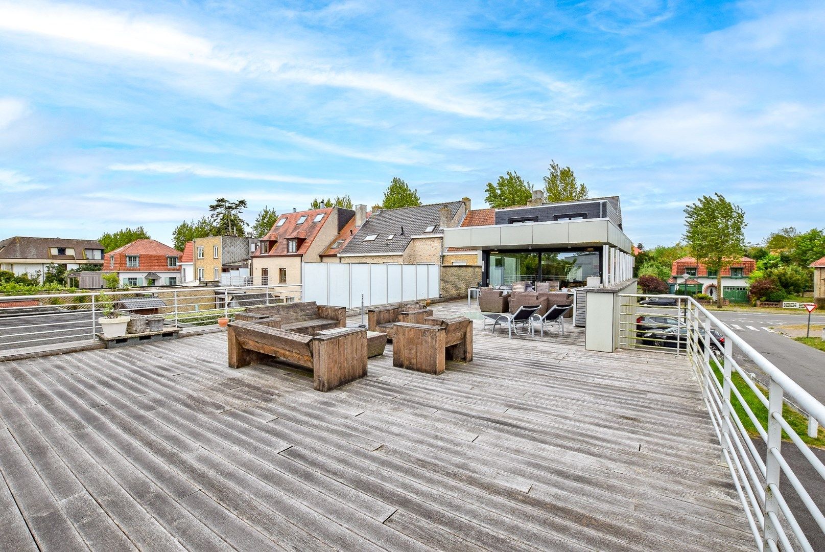 Goed gelegen kantoorruimte / praktijkruimte met woonst te Oostduinkerke op 749m². foto {{pictureIndex}}